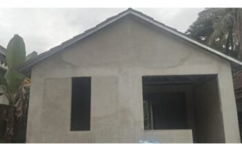 Warga Pandeglang melihat pembangunan rumah bantuan RTLH yang belum rampung.