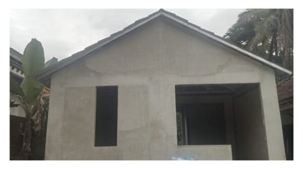 Warga Pandeglang melihat pembangunan rumah bantuan RTLH yang belum rampung.