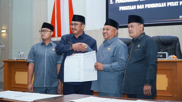 DPRD Sukabumi sahkan Raperda Toko Swalayan dan RAPBD 2026