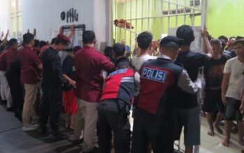 Petugas Lapas Pemuda Tangerang melakukan razia gabungan di blok tahanan