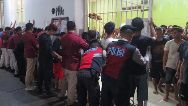 Petugas Lapas Pemuda Tangerang melakukan razia gabungan di blok tahanan