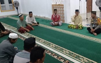 Polsek Muara Pawan melaksanakan Subuh Keliling bersama warga di Masjid Babul Ihsan Ketapang