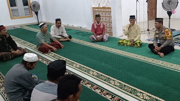 Polsek Muara Pawan melaksanakan Subuh Keliling bersama warga di Masjid Babul Ihsan Ketapang
