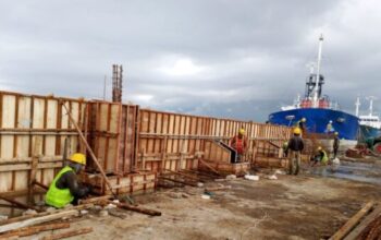 Proyek pembangunan tanggul di Pelabuhan Sunda Kelapa untuk mencegah banjir rob.