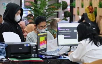 Warga Palembang mengurus sertipikat tanah secara mandiri di Kantor Pertanahan tanpa calo