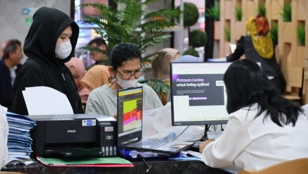 Warga Palembang mengurus sertipikat tanah secara mandiri di Kantor Pertanahan tanpa calo