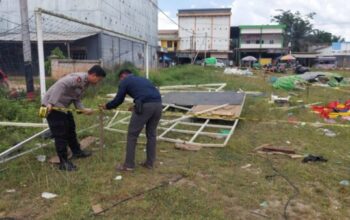 Petugas kepolisian meninjau lokasi ambruknya wahana Rainbow Slide di Ketapang
