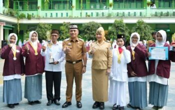 Wali Kota Metro Bambang Iman Santoso menyerahkan penghargaan MUSCO III