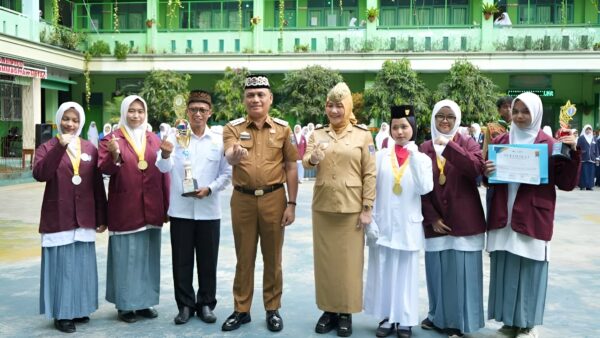 Wali Kota Metro Bambang Iman Santoso menyerahkan penghargaan MUSCO III