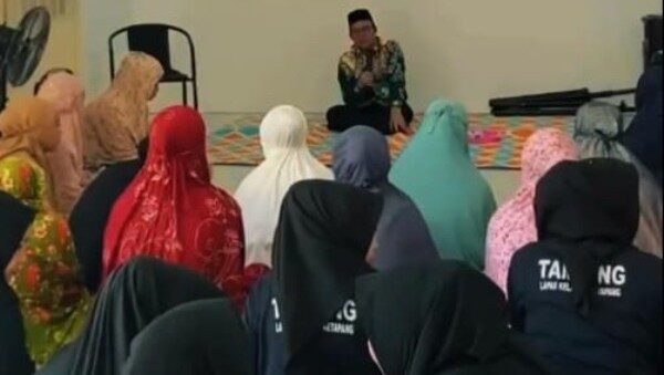 Warga binaan Lapas Ketapang mengikuti tausiyah dari Kemenag Ketapang.