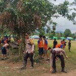 World Cleanup Day 2025, Polsek Simpang Dua dan Pelajar SMPN 5 Usaba Kompak Bersihkan Lingkungan Ketapang