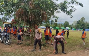 Polsek Simpang Dua bersama pelajar SMPN 5 Usaba bersihkan lingkungan dalam World Cleanup Day 2025 di Ketapang.