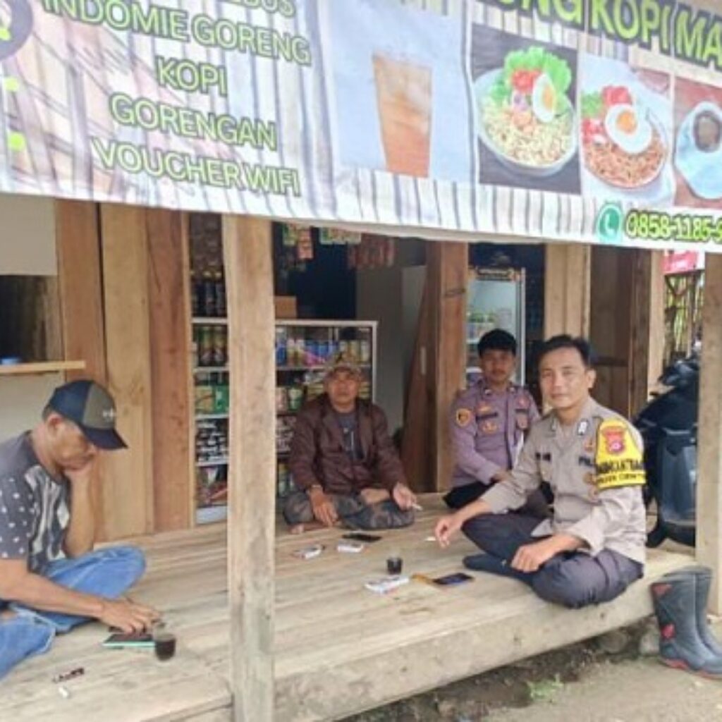 Bhabinkamtibmas Polsek Cirinten Ajak Warga Jaga Kamtibmas dan Waspadai Hoaks di Media Sosial