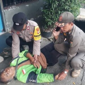 Bhabinkamtibmas dan Satpol PP Kebon Jeruk Selamatkan Pengemudi Ojol Pingsan di Jalan Panjang