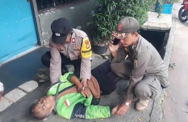 Bhabinkamtibmas dan Satpol PP Kebon Jeruk Selamatkan Pengemudi Ojol
