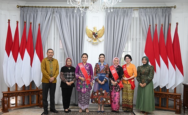 Bunda Milenial Dorong Regulasi Seragam Kebaya di Sekolah
