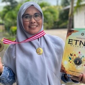Guru Madrasah Banda Aceh Catat Rekor MURI, Dr. Juliana Agani Tampil sebagai Penulis Puisi Etnik Nusantara Terbanyak