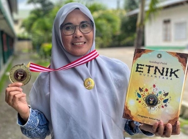 Dr. Juliana Agani Tampil sebagai Penulis Puisi Etnik Nusantara Terbanyak