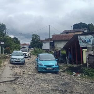 Wisatawan Keluhkan Jalan Rusak Menuju Kawasan Adat Baduy di Lebak