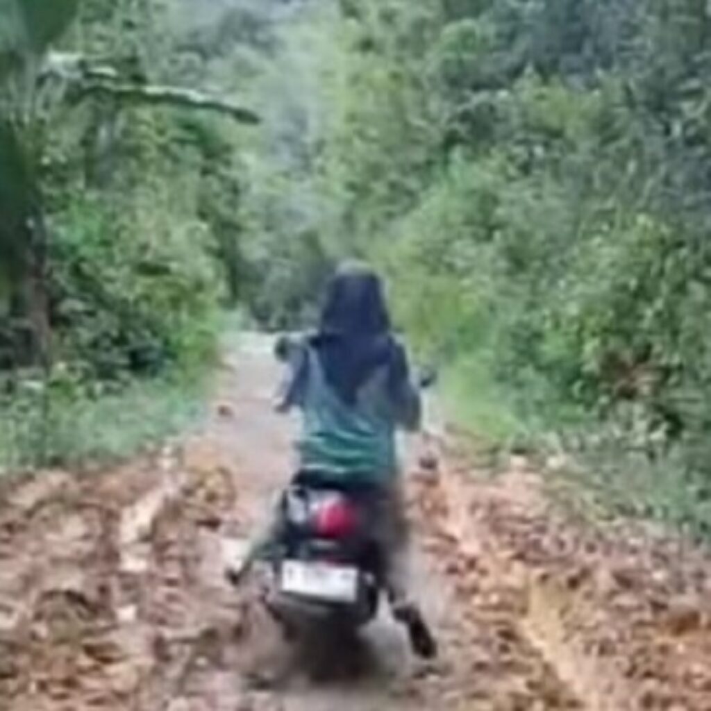 Jalan Desa di Kampung Gelebug Rusak Parah, Warga Minta Pemerintah Lebak Segera Bertindak