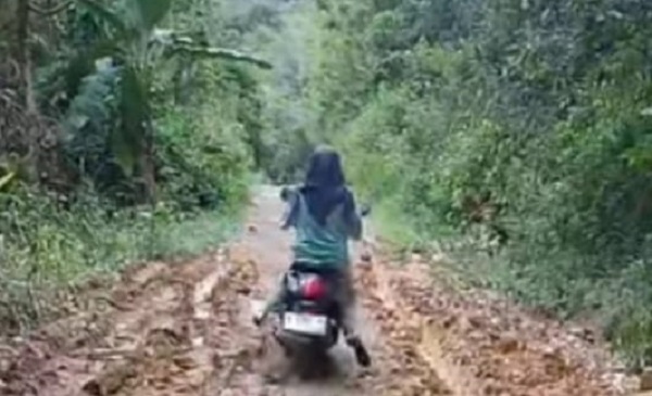 Jalan Desa di Kampung Gelebug Rusak Parah