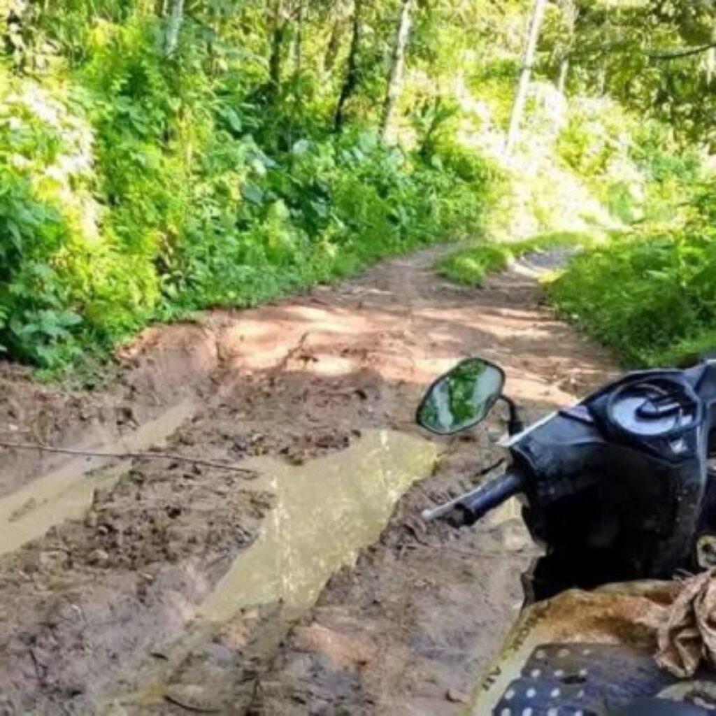 Jalan di Kampung Poleng Lebak Rusak Parah, Warga Minta Pemerintah Segera Bertindak