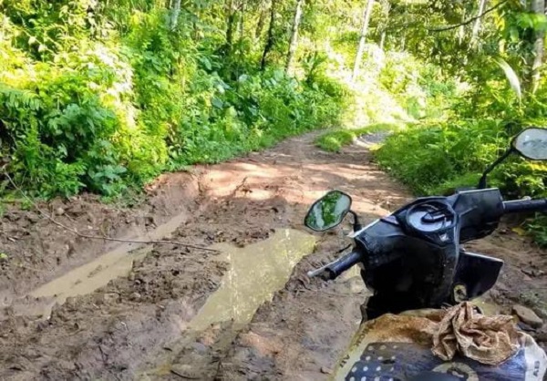 Jalan di Kampung Poleng Lebak Rusak Parah
