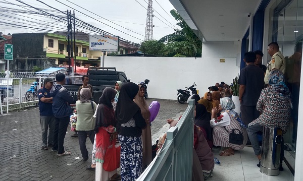 KPM Bansos di Pandeglang Keluhkan ATM Tanpa PIN