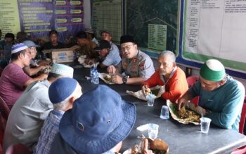 Sampaikan Pesan Kamtibmas, Kapolres Langkat Gelar Jumat Curhat dan Makan Bersama Abang Becak