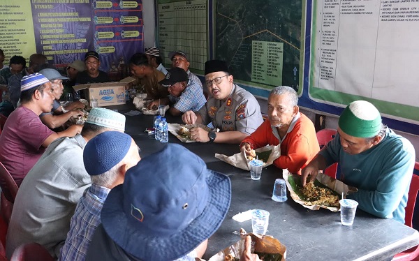Kapolres Langkat Gelar Jumat Curhat dan Makan Bersama Abang Becak