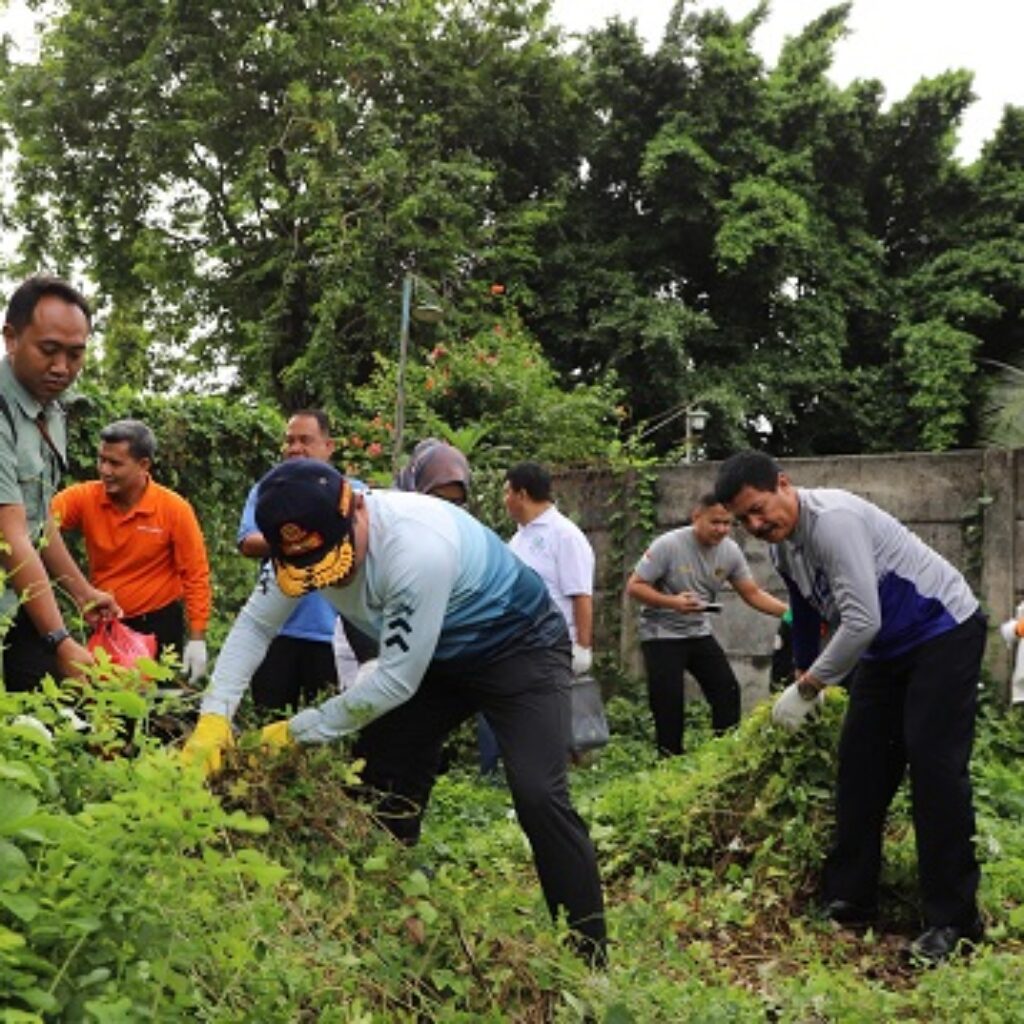 Aksi Jumat Bersih Serentak, Kepala Terminal Pimpin Ratusan PPSU Bersihkan Terminal Kalideres