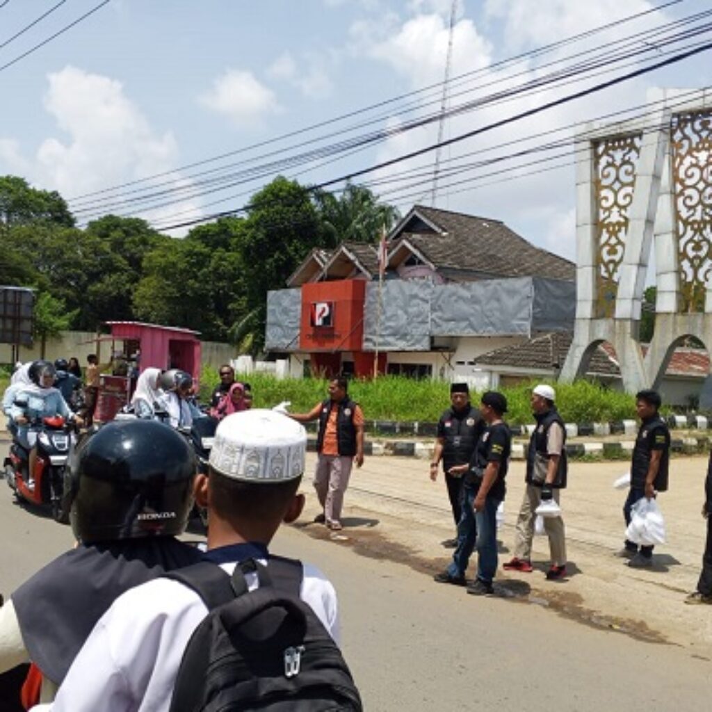 Peduli Sesama, PAC Gandus Forum Cakar Sriwijaya Gelar Aksi Jumat Berkah