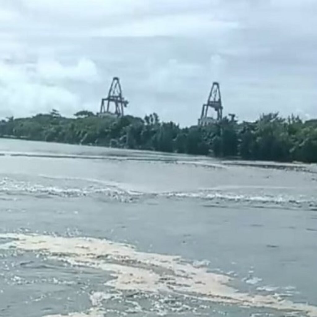 Diduga Buang Limbah Berbusa ke Laut, PLTU 2 Labuan Disorot Warga dan Nelayan