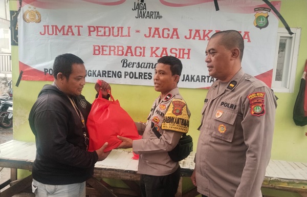 Polsek Cengkareng Salurkan Bantuan dalam Program Jum’at Peduli