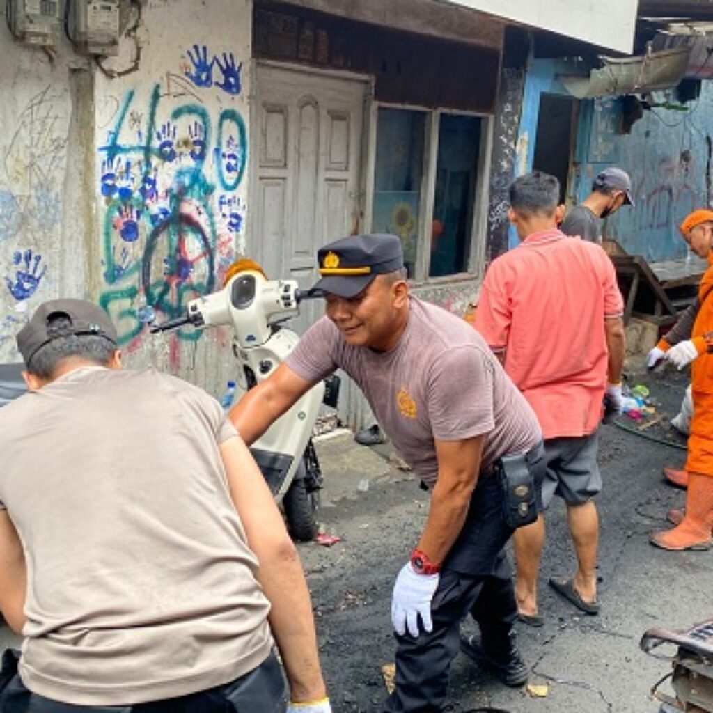 Polsek Tambora Pimpin 270 Personel Gotong Royong Pulihkan Kampung Duri Dalam