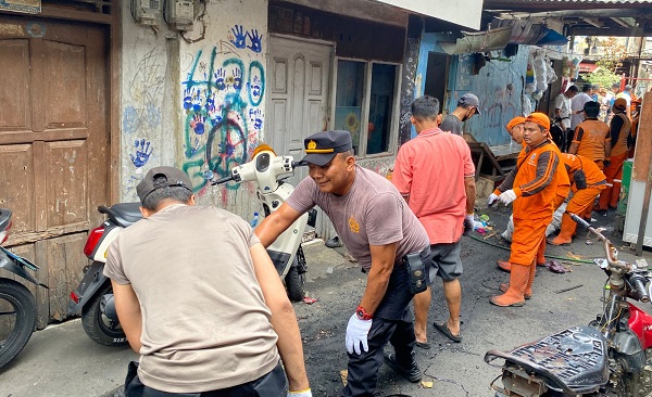 Polsek Tambora Pimpin 270 Personel Gotong Royong Pulihkan Kampung Duri Dalam