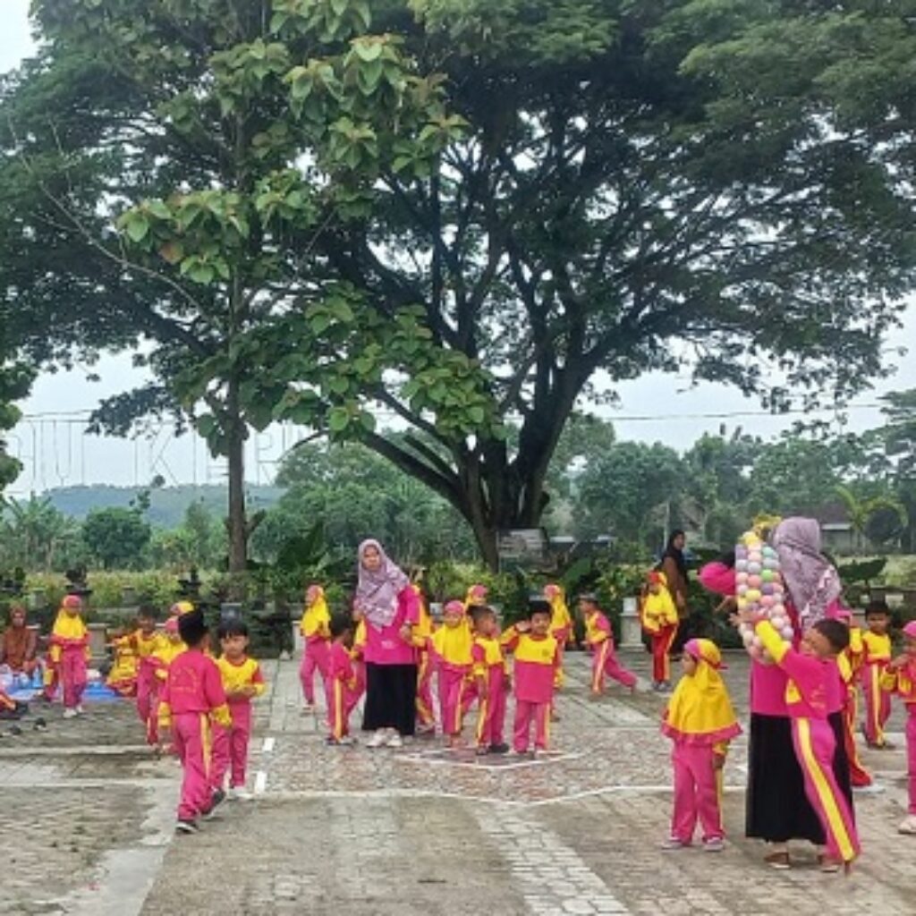 Belajar Sambil Bermain, TK Al-Furqon Kedungtuban Ajak Siswa Belajar di Alam Terbuka