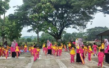 TK Al-Furqon Kedungtuban Ajak Siswa Belajar di Alam Terbuka