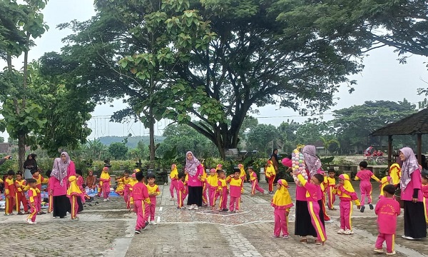 TK Al-Furqon Kedungtuban Ajak Siswa Belajar di Alam Terbuka