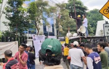 Aksi LSM PIKAD dan FPKMP saat berunjuk rasa di depan kantor ATR/BPN Jakarta