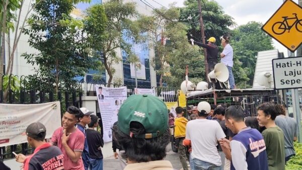 Aksi LSM PIKAD dan FPKMP saat berunjuk rasa di depan kantor ATR/BPN Jakarta