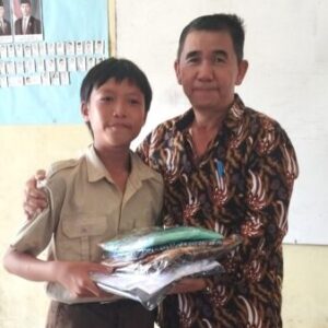 Alumni SMP PGRI 1 Tebas Bantu Seragam Sekolah, Bukti Kepedulian Tak Pernah Pudar