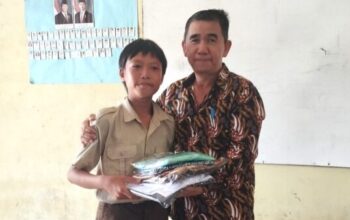 Alumni SMP PGRI 1 Tebas serahkan bantuan seragam kepada siswa