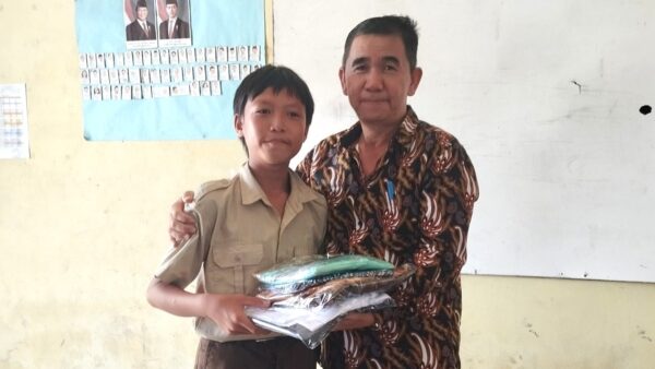 Alumni SMP PGRI 1 Tebas serahkan bantuan seragam kepada siswa