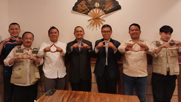 Ketua AMKI Jabar Catur Azi memimpin pertemuan konsolidasi bersama Dewan Penasihat di Bandung.