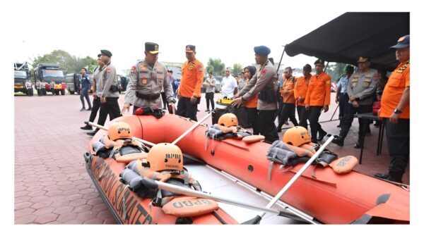 Kapolda Sumut Irjen Pol Whisnu Hermawan memimpin Apel Kesiapsiagaan Bencana di Medan