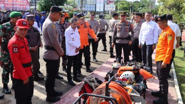 Wakapolres Ketapang Kompol Frits Orlando Siagian pimpin apel kesiapsiagaan bencana di Mapolres Ketapang