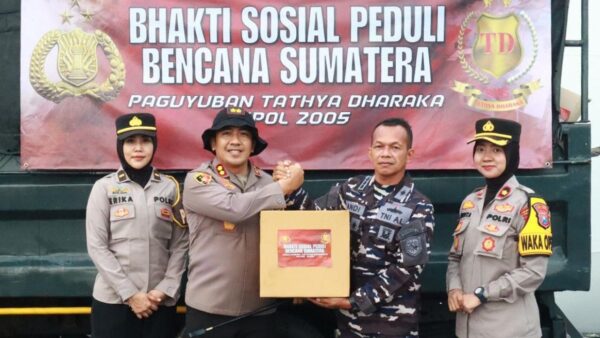 Pengiriman Bantuan Akpol 2005 menggunakan KRI dr. Radjiman dari Surabaya