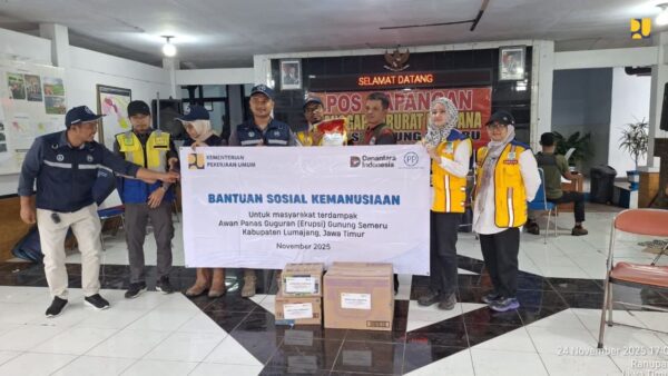 Penyaluran bantuan PU Semeru untuk pengungsi erupsi Gunung Semeru di Pronojiwo