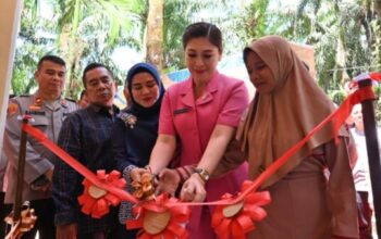 Kapolres Labusel AKBP Aditya SP Sembiring menyerahkan kunci rumah hasil bedah rumah Polda Sumut.